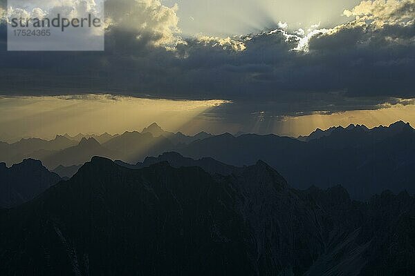 Sonnenaufgang mit Wolkenstimmung über Allgäuer Bergen  Warth  Vorarlberg  Österreich  Europa