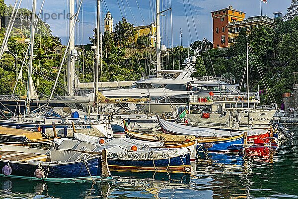 Luxus Yachten und Boote ankern im Hafen von Portofino  dahinter die Kirche San Giorgio  Portofino  Ligurien  Italien  Europa