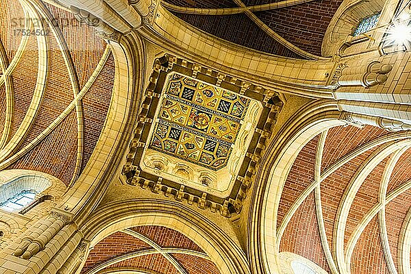 Plafond und Deckenfresko in der Kirche von Buckfast Abbey  Buckfastleigh  Devon  England  Großbritannien  Europa