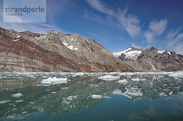 Fjord mit Treibeis  Gletscher und wilde Berglandschaft  Sommer  Knud Rasmussen Gletscher  Tasilaq  Ostgrönland  Grönland  Arktis  Dänemark  Nordamerika