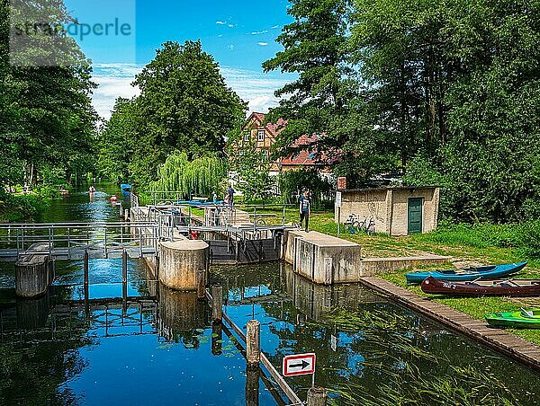 Freizeitsportler mit Kanu an der Dubkower Schleuse im Spreewald  Lübbenau  Brandenburg  Deutschland  Europa