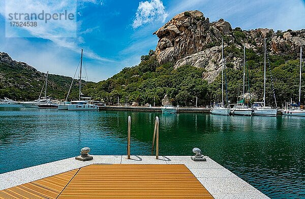 Der idyllische Yachthafen Porto Cervo Poltu Quatu  Sardinien  Italien  Europa