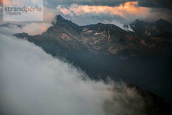 Swinica-Gipfel  Hochgebirgskamm  Bergblick  Wolken  Sonnenuntergang  Tatra-Gebirge  Polen  Europa