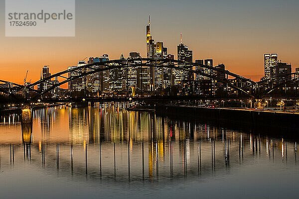 Blaue Stunde über der Skyline   Frankfurt  Deutschland  Europa