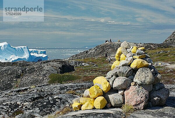 Gelbe Wanderwegmarkierung  Gelbe Wanderwegmarkierung  Aussicht auf Boot vor riesigen Eisbergen  Diskobucht  Sermermuit  Ilulissat  Arktis  Grönland  Dänemark  Nordamerika