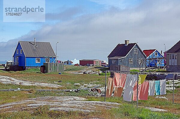 Wäsche hängt vor einfachen Holzhäusern  Diskoinsel  Qeqertarsuaq  Arktis  Grönland  Dänemark  Nordamerika