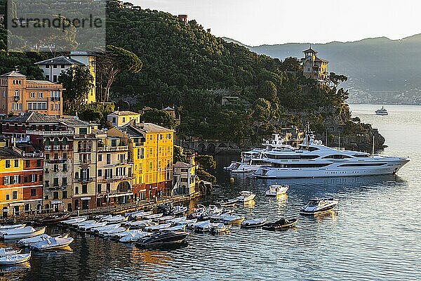 Luxus Yachten und Boote ankern im Hafen Portofino vor pastellfarbenen Häuserfassaden  Portofino  Ligurien  Italien  Europa