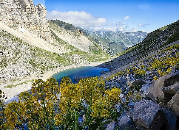 Der Pilato-See und der Berg Pizzo del Diavolo im Sommer  Nationalpark Sibillini  Umbrien  Italien  Europa