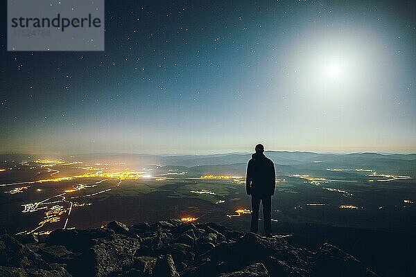 Mann  Nacht  Bergblick  Lichter der Stadt  Tal  Mond  Panorama  Tatra-Gebirge  Slowakei  Europa
