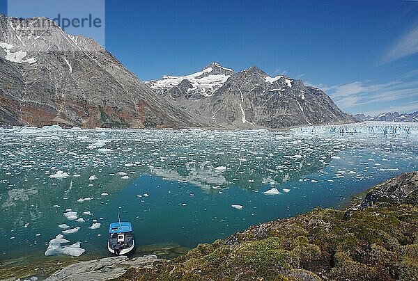 Kleines Boot in einem Fjord mit Eis und Eisbergen  Gletscher  Arktis  Knud Rasmussen Fjord  Ostgrönland  Grönland  dänemark  Nordamerika