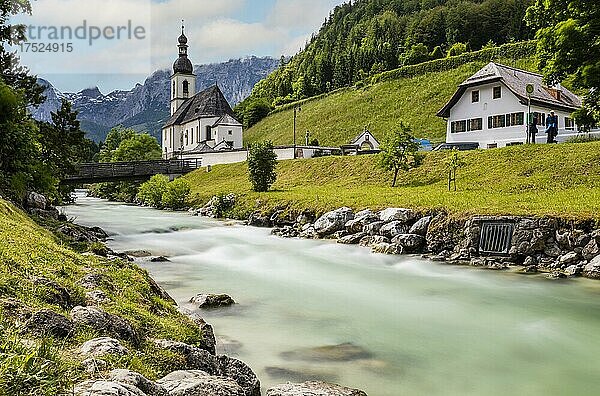 Kirche im Dorf Ramsau im Berchtesgadener Land  Ramsau  Bayern  Deutschland  Europa