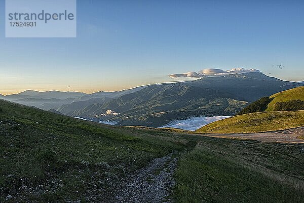 Sonnenaufgang auf den Sibillini-Bergen  Sibillini-Nationalpark  Umbrien  Italien  Europa