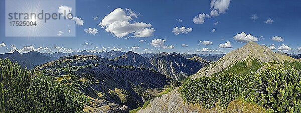 Panoramaausblick vom Plumsjoch Richtung Engtal zum Satteljoch und den Gipfel von Kompar und Mondscheinspitze  Plumsjoch  Engtal  Karwendel  Pertisau  Hinterriß  Tirol  Österreich  Europa