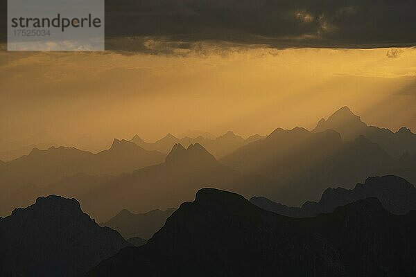 Sonnenaufgang mit Wolkenstimmung über Allgäuer Bergen  Warth  Vorarlberg  Österreich  Europa