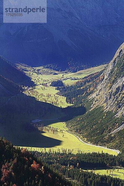 Blick zur Eng Alm und Großer Ahornboden  Hasentalalm  Engtal  Karwendel  Pertisau  Hinterriß  Tirol  Österreich  Europa