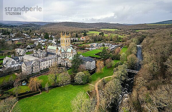 Buckfast Abbey Church aus einer Drohne  Buckfastleigh  Devon  England  Großbritannien  Europa