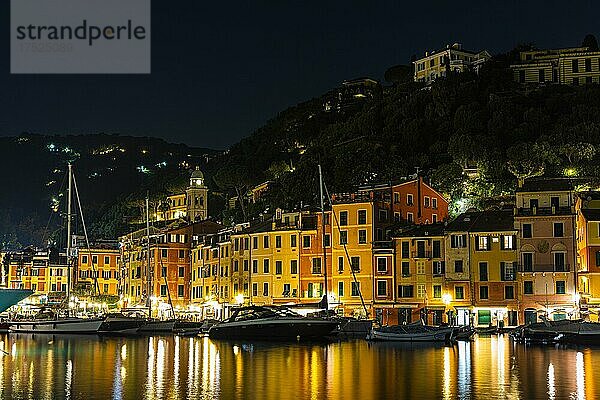 Boote ankern im Hafen Portofino bei Nacht vor beleuchteten pastellfarbenen Häuserfassaden  Portofino  Ligurien  Italien  Europa