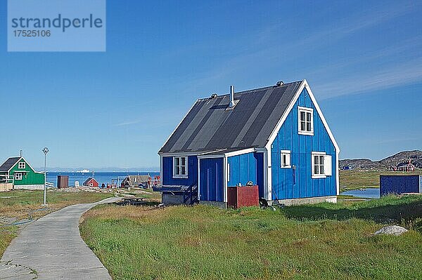 Gehweg und Häuser in karger Landschaft  Illimanaq  Diskobucht  Avannaata Kommunia  Arktis  Grönland  Dänemark  Nordamerika