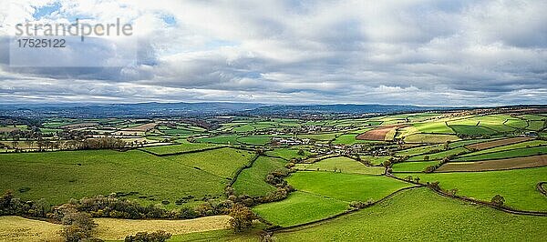 Panorama über Wiesen und Felder über Devon in den Farben des Herbstes  England  Großbritannien  Europa