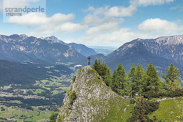 Kleines Gipfelkreuz auf einer Bergspitze am Jenner  Berchtesgaden  Bayern  Deutschland  Europa