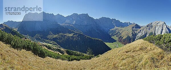 Panorama vom Gipfel des Gramaijochs mit Großen Ahornboden und den Karwendelgipfeln von Sonnjoch  Lamsenjoch  Grubenkar und Gamsjoch  Engtal  Karwendel  Pertisau  Hinterriß  Tirol  Österreich  Europa
