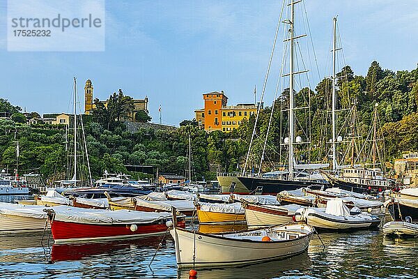 Boote und Luxus Yachten ankern im Hafen von Portofino  dahinter die Kirche San Giorgio  Portofino  Ligurien  Italien  Europa