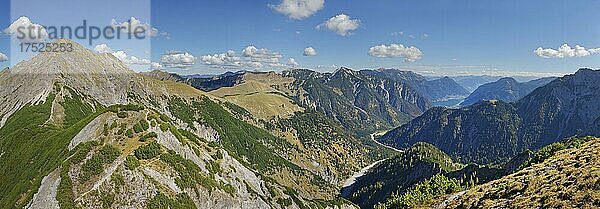 Panoramaausblick vom Plumsjoch ins Pletzachbachtal nach Pertisau zum Achensee mit Mondscheinspitze  Plumsjoch  Engtal  Karwendel  Pertisau  Hinterriß  Tirol  Österreich  Europa