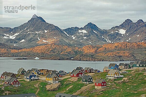 Häuser  Karge Berge im letzten Abendlicht am Fjord  Tasilaq  Arktis  Ostgrönland  Grönland  Dänemark  Nordamerika