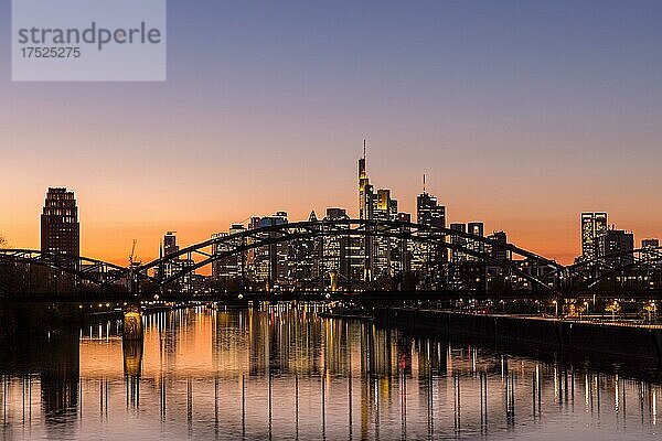 Blaue Stunde über der Skyline  Frankfurt  Deutschland  Europa