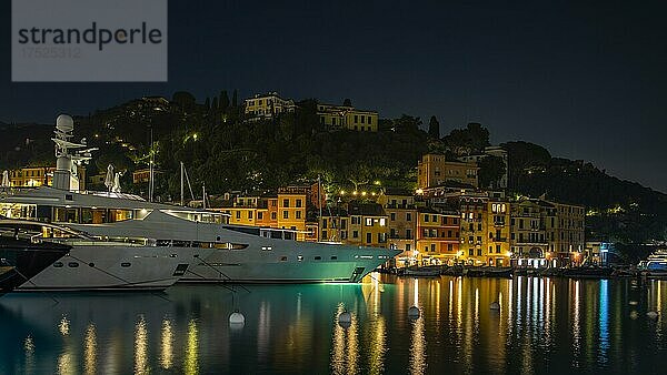 Luxus Yachten und Boote ankern im Hafen Portofino bei Nacht vor beleuchteten pastellfarbenen Häuserfassaden  Portofino  Ligurien  Italien  Europa