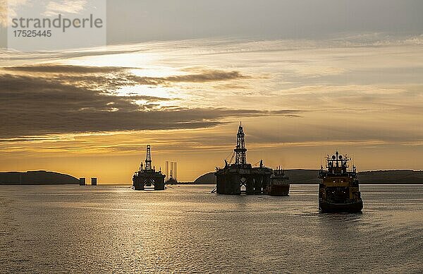 Ölbohrplattformen und eine Versorgungsschiff im Hafenbereich von Invergordon  Großbritannien  Europa