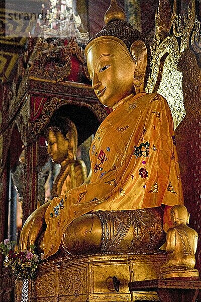 Buddhastatue im Shan Stil  Nga Phe Chaung Kloster  Inle See  Myanmar  Inle See  Myanmar  Asien
