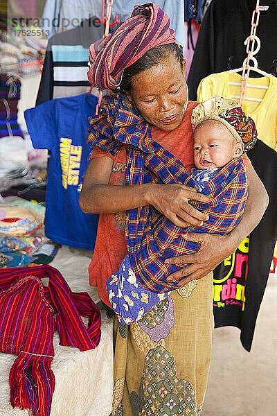 Mutter mit Kind  Bauernmarkt in Pwe Hla  Myanmar  Pwe Hla  Myanmar  Asien