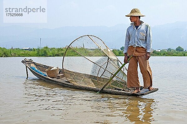 Fischer mit Reuse und Netzen  Einbeinruderer  Inle See  Myanmar  Inle See  Myanmar  Asien