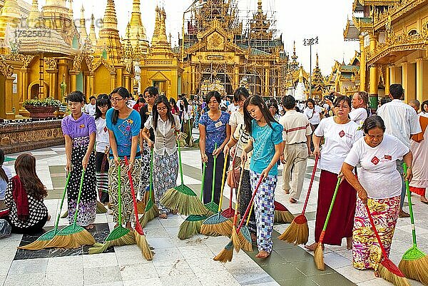 Reinigung durch Gläubige  Shwedagon Pagode  Yangon  Myanmar  Yangon  Myanmar  Asien