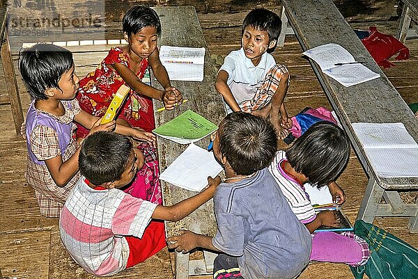 Schulunterricht im Teakholz Kloster  Bagaya Kyaung  Inwa  Myanmar  Inwa  Myanmar  Asien