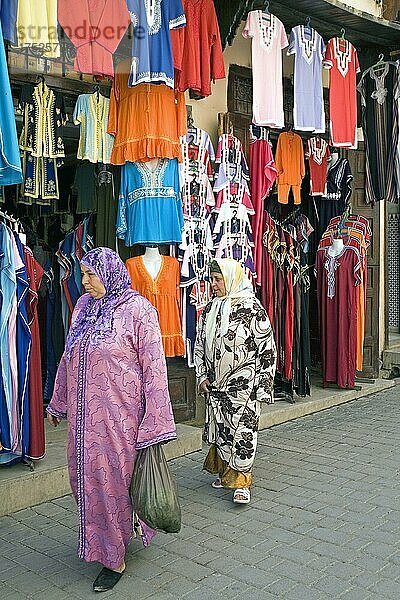 prächtige traditionelle Gewänder auf dem Textil-Souk  Marrakesch  Marokko  Afrika