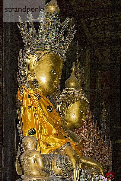 Buddhastatuen im Shan Stil  Nga Phe Chaung Kloster  Inle See  Myanmar  Inle See  Myanmar  Asien