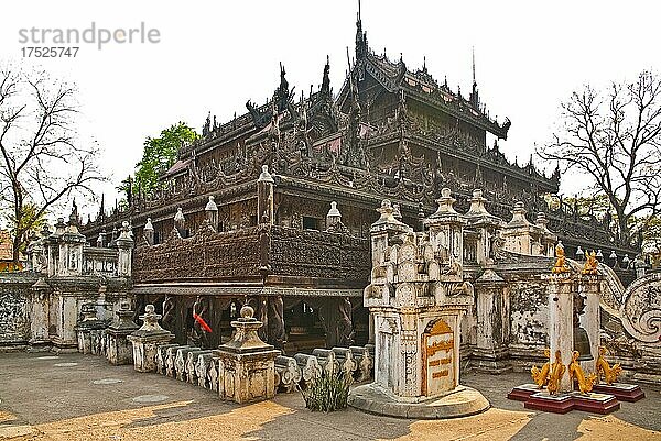 Shwenandaw Kloster mit Holzschnitzereien  Mandalay  Myanmar  Asien
