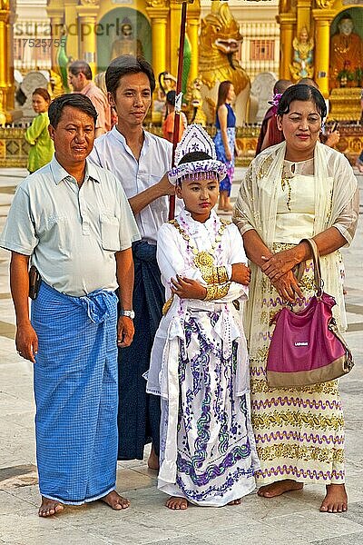 Ordinierungszeremonie in der Shwedagon-Pagode  Yangoon  Myanmar  Yangoon  Myanmar  Asien