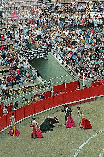 Banderillero bereit  den Stier zu erdolchen  Stierkampf  Plaza de Toros Monumental  01. 09. 1991  Barcelona  Spanien  Europa