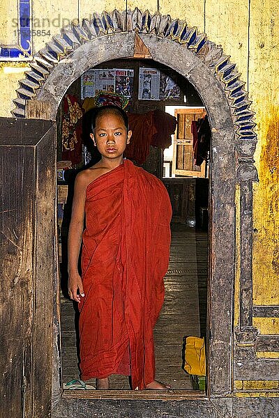 Mönch-Novize  Shwe-yan-pyay-Kloster  Inle See  Myanmar  Inle See  Myanmar  Asien