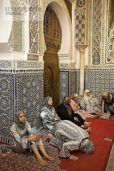 Eingang für Frauen zur Kairouine Moschee  Fes  Marokko  Afrika