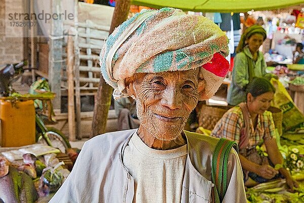 Portrait eines Mannes  Bauernmarkt in Pwe Hla  Myanmar  Pwe Hla  Myanmar  Asien
