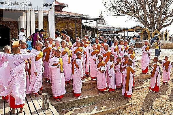 Weibliche Mönche bei der Einweihungszeremonie der A Lo Taw Pauk-Pagode  Inle See  Myanmar  Inle See  Myanmar  Asien