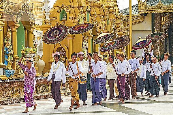 Ordinierungszeremonie in der Shwedagon-Pagode  Yangoon  Myanmar  Yangoon  Myanmar  Asien