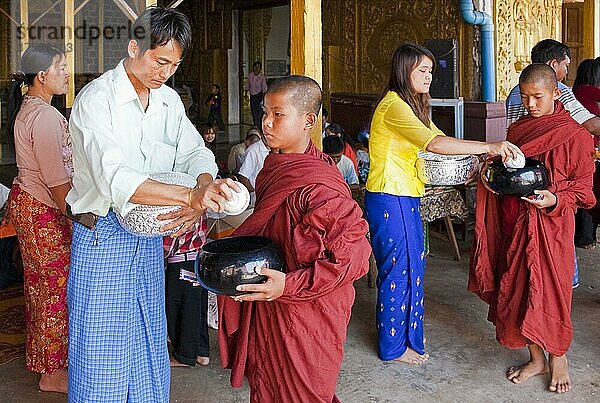 Reisspeisung bei der Einweihungszeremonie der A Lo Taw Pauk-Pagode  Inle See  Myanmar  Inle See  Myanmar  Asien