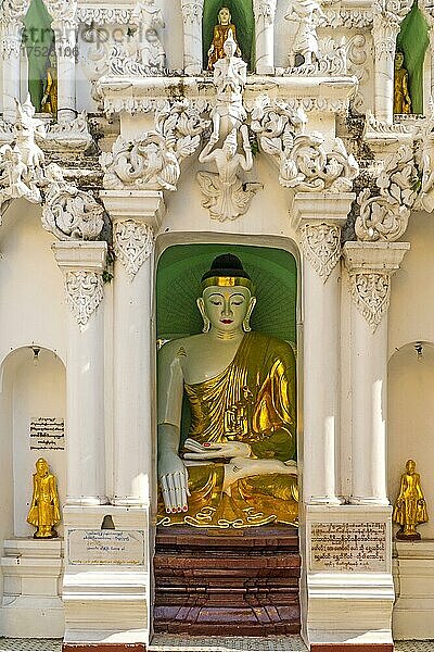 Buddhastatue in Schrein  Shwedagon Pagode  Yangon  Myanmar  Yangon  Myanmar  Asien