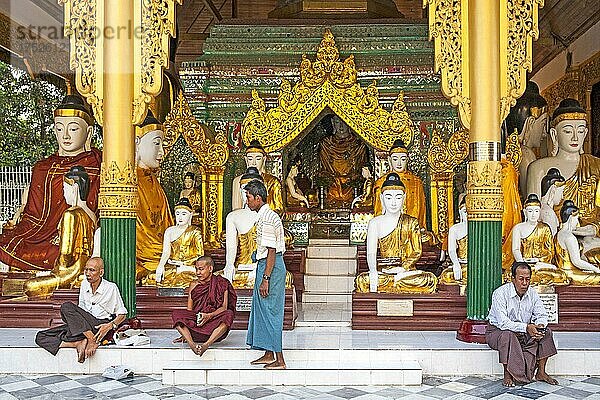 Rast der vor Buddhastatuen in Schrein  Shwedagon Pagode  Yangoon  Myanmar  Yangoon  Myanmar  Asien