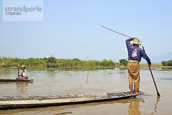 Fischer mit Reuse und Netzen  Einbeinruderer  Inle See  Myanmar  Inle See  Myanmar  Asien